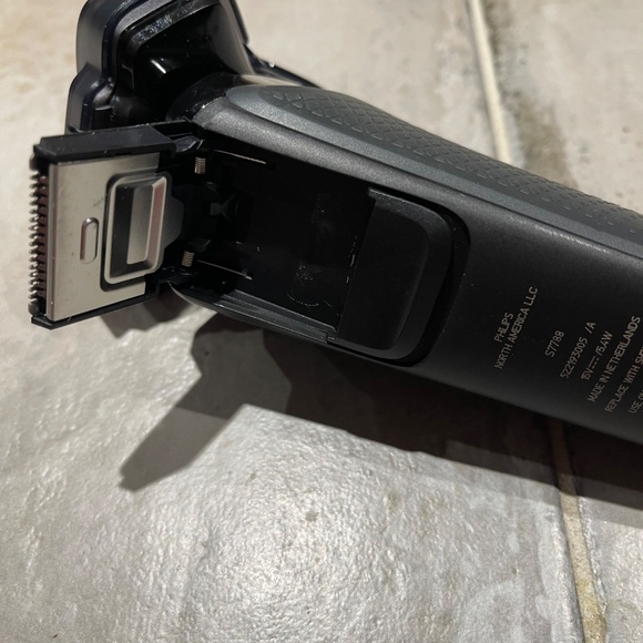 Philips Norelco Series 7000 Shaver - Picture 9 of 9